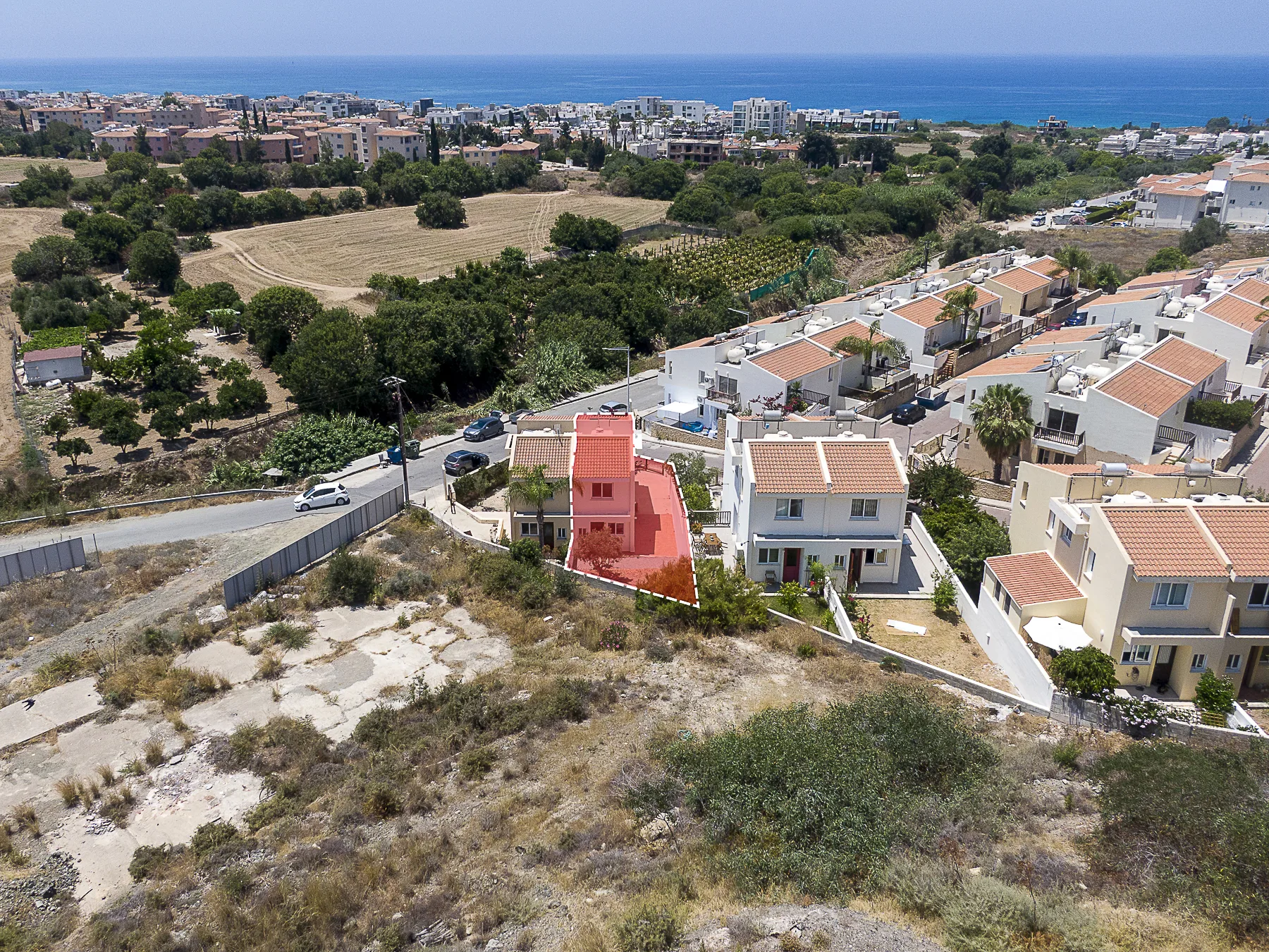 Φράγμα Γερμασόγεια με μέτρια στάθμη νερού, χρυσό φως αργά το απόγευμα